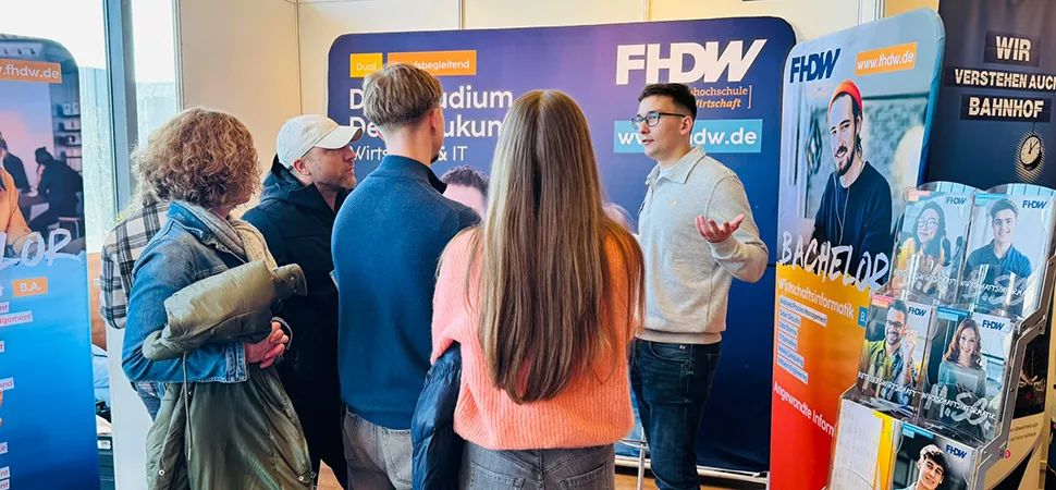 Gruppe Schüler an einem Messestand