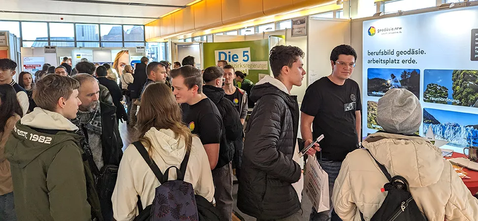 Viele Schüler in einer Messehalle