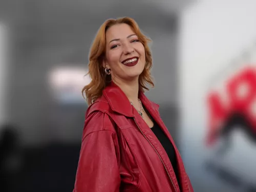 Frau mit roten Haaren und roter Lederjacke