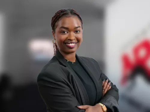 Frau in schwarzem Blazer 