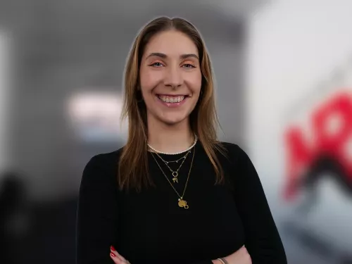 Blonde Frau in schwarzem Oberteil