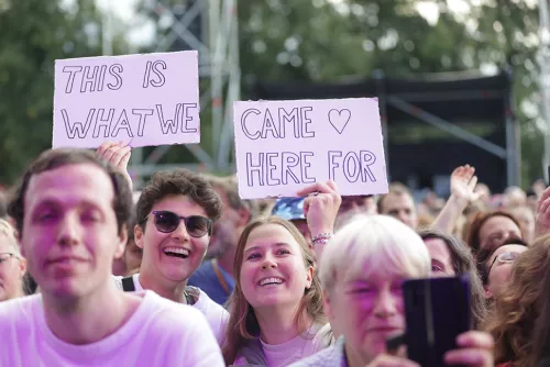 Zwei Fans von Amy MacDonald halten Schilder in die Höhe
