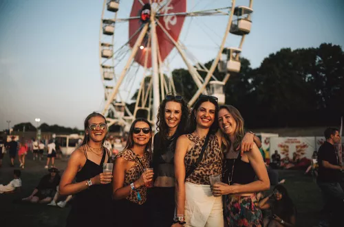 Lollapalooza Berlin 2024 Gruppe junger Frauen vor dem Riesenrad auf dem Lollapalooza Berlin 2024