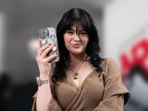 Eine Frau mit einem Handy in der Hand