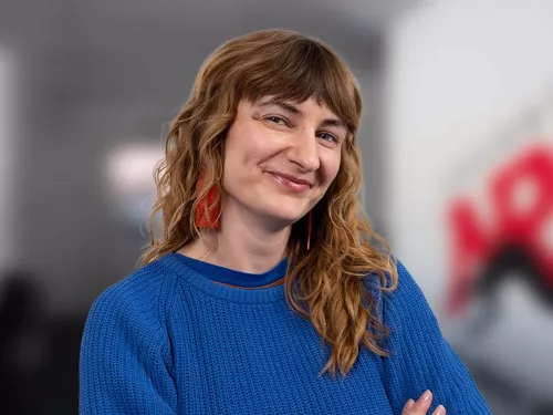 Frau in einem blauen Pullover