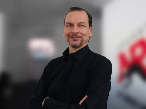 Mann in einem schwarzen Hemd