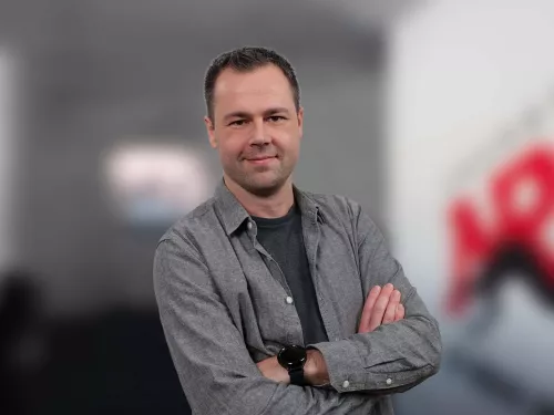 Mann in grauem Shirt mit grauem Hemd