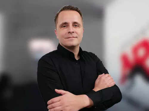 Mann in schwarzem Hemd