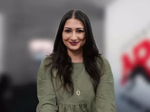 Frau in grünem Kleid mit langen dunklen Haaren
