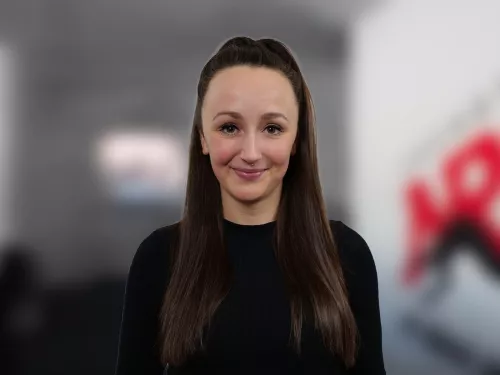 Frau mit braunen langen Haaren und schwarzem Oberteil