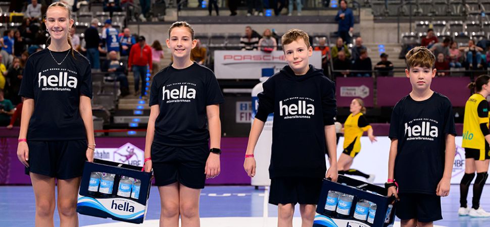 Vier Kinder mit hella Wasserkästen
