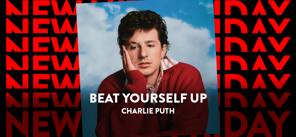 Singlecover von Charlie Puths Single "Beat Yourself Up". Ein Porträt von dem Künstler vor Himmelhintergrund