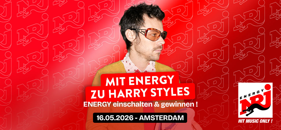 Foto von Harry Styles vor rotem ENERGY Hintergrund 