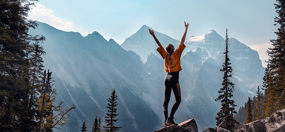 Frau steht auf einem Berg in Kanada.