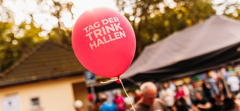 Luftballon mit Aufschrift fliegt in die Luft.