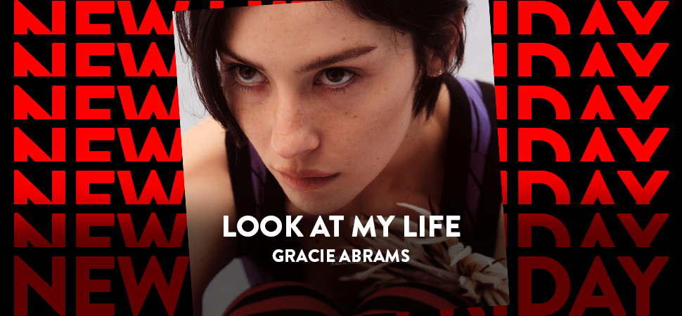 Grafik mit einem Foto von Gracie Abrams