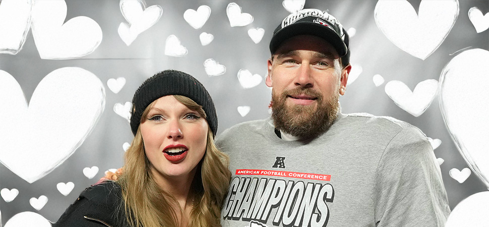Herzen fliegen herum und davor sind Taylor Swift und Travis Kelce abgebildet.