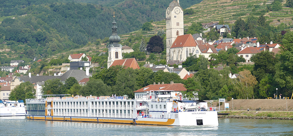 Schiff fährt auf einem Fluss