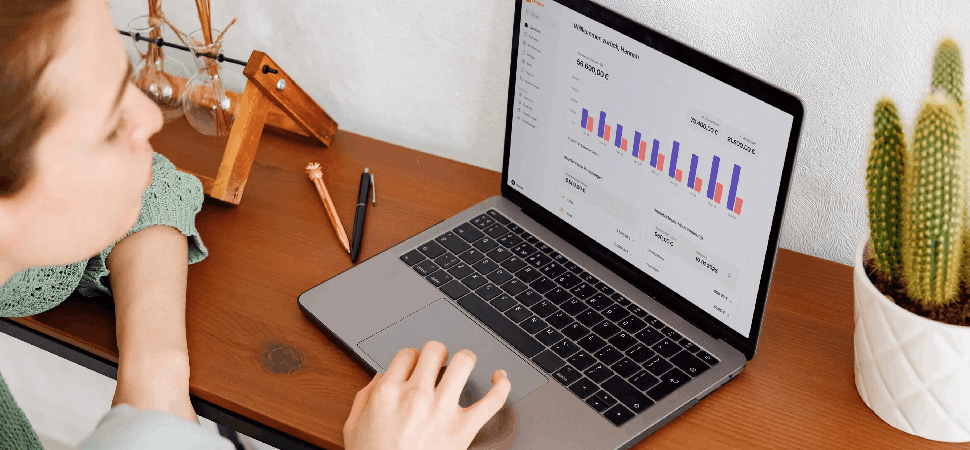Person macht ihre Buchhaltung auf dem Laptop mit sevdesk
