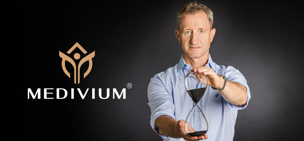 Logo Medivium und ein Heilpraktiker mit einer Sanduhr in der Hand